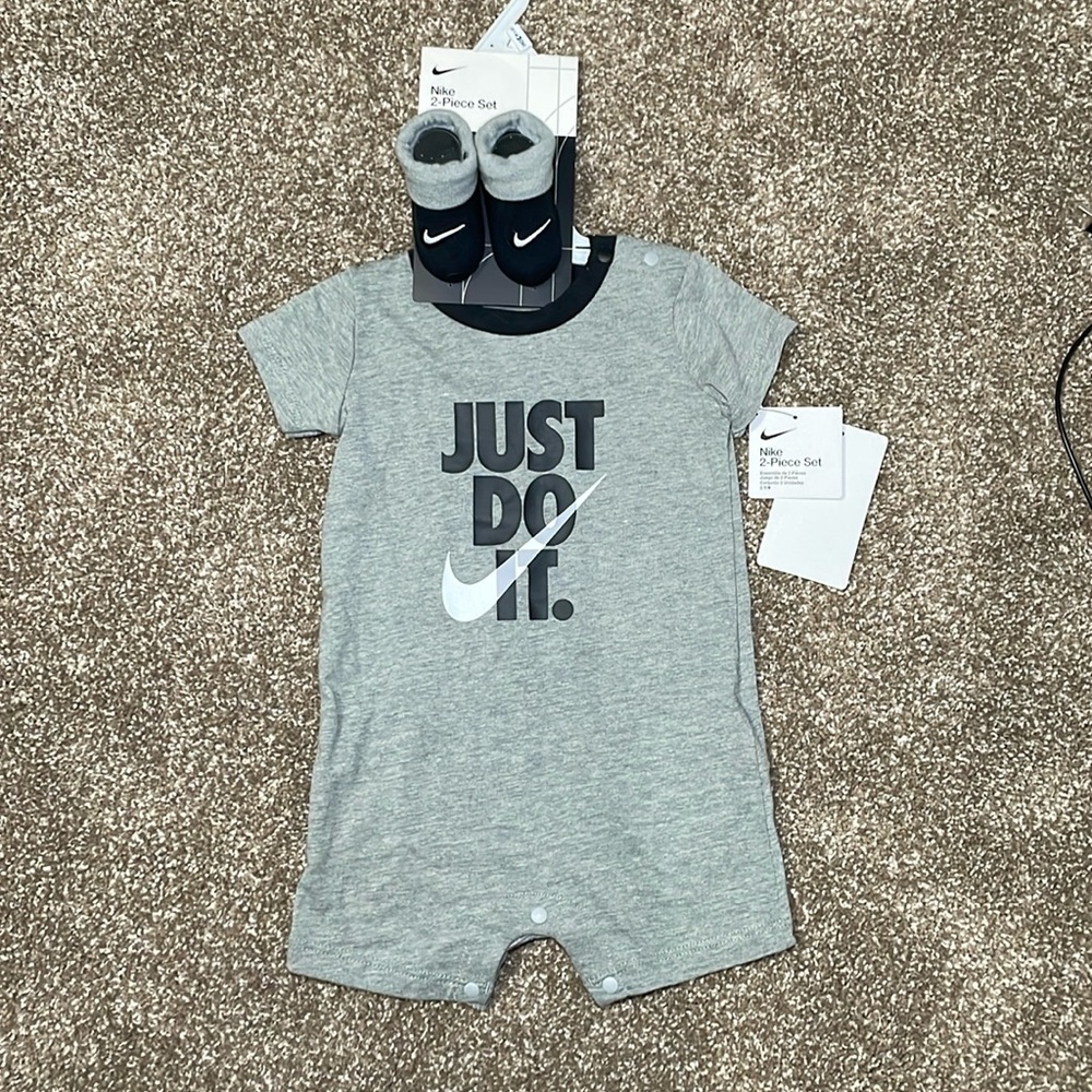 NWT Nike 2-Piece Set, 0-6 months